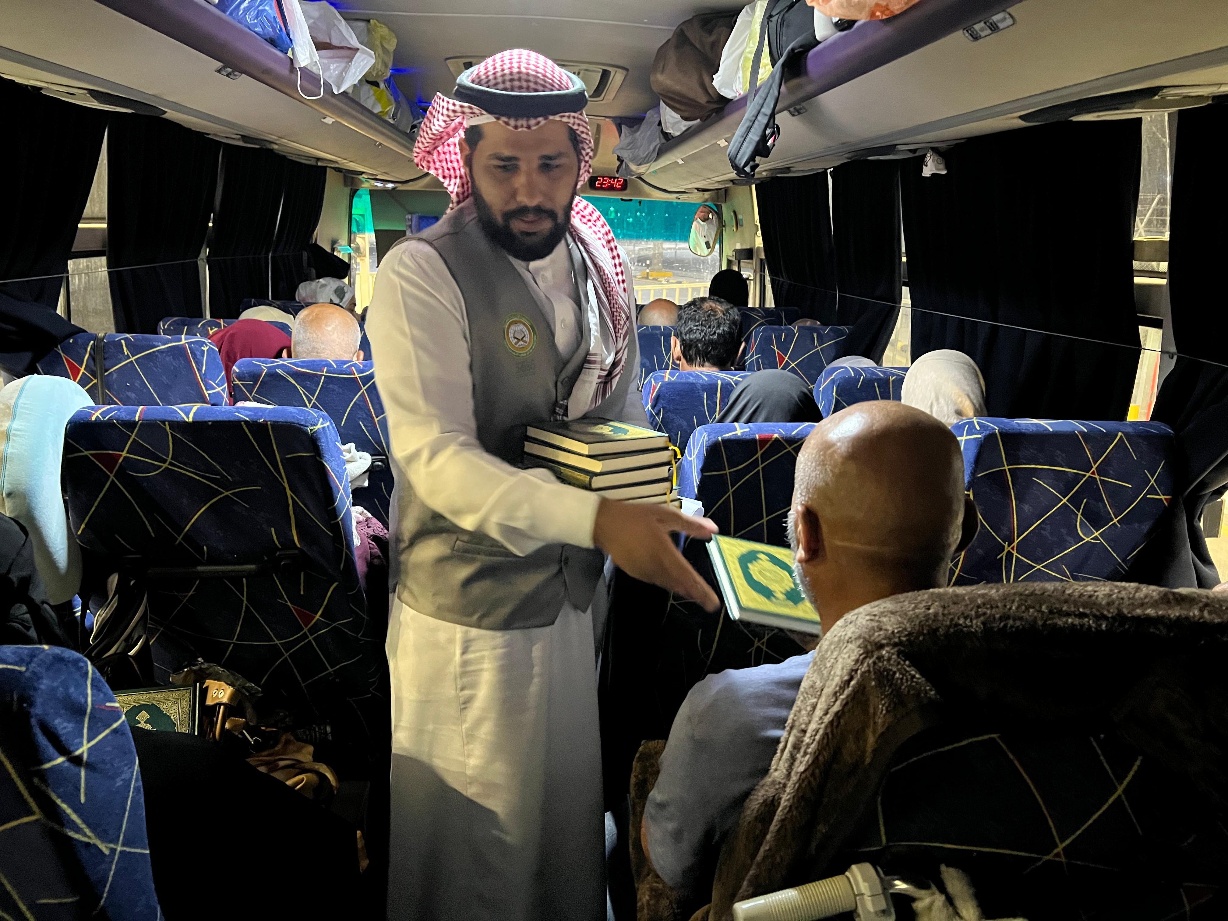 توزيع هدية المليك على الحجاج المغادرين عبر منفذ الحديثة  (3).jpeg
